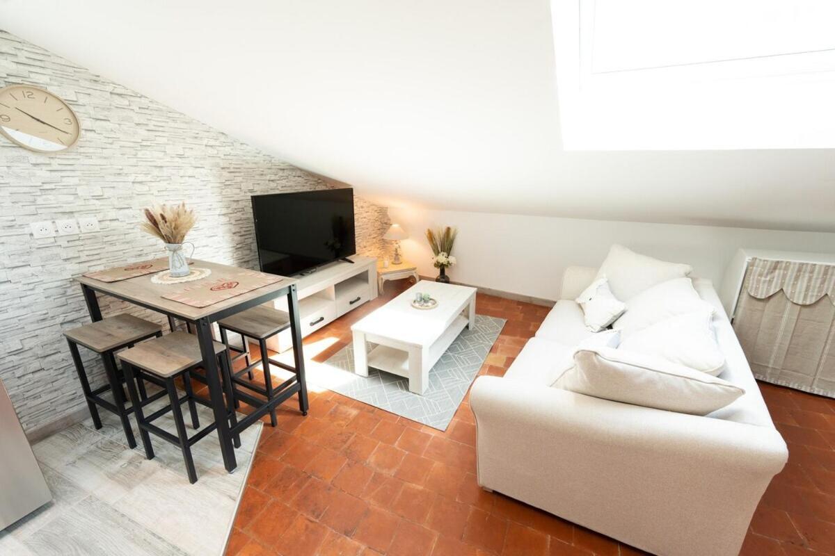 Le Charme Sous Les Toits Classe 3 Etoiles Apartment Riez